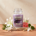 Yankee Candle Floral Enchantment - Duftkerze - 538g mit Duftzutaten: frische Luft, Kiefernnadeln, Jasmin, Lilien, Geranie, Moschus, Nelke und Holz