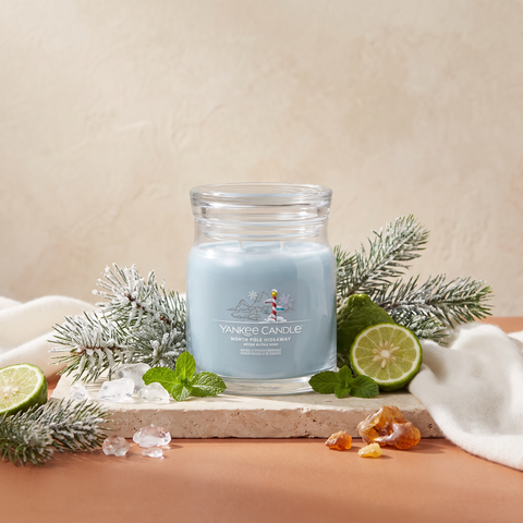 Yankee Candle North Pole Hideaway - Signature 2 Docht Duftkerze - 368g mit Duftzutaten: Schneeflocken, eisiges Grün, Bergamotte, Minze, eisige Luft, Gletscherwasser, Puderschnee, weißer Moschus und Amber
