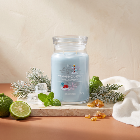 Yankee Candle North Pole Hideaway - Signature 2 Docht Duftkerze - 567g mit Duftzutaten: Schneeflocken, eisiges Grün, Bergamotte, Minze, eisige Luft, Gletscherwasser, Puderschnee, weißer Moschus und Amber
