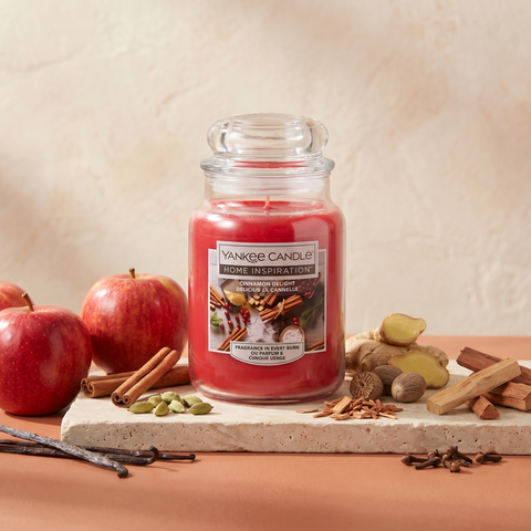 Yankee Candle Cinnamon Delight - Duftkerze - 538g mit Duftzutaten: Äpfel, Zimt, Kardamom, Ingwer, Muskatnuss, Sandelholz, Zedernholz, Vanille und Nelken