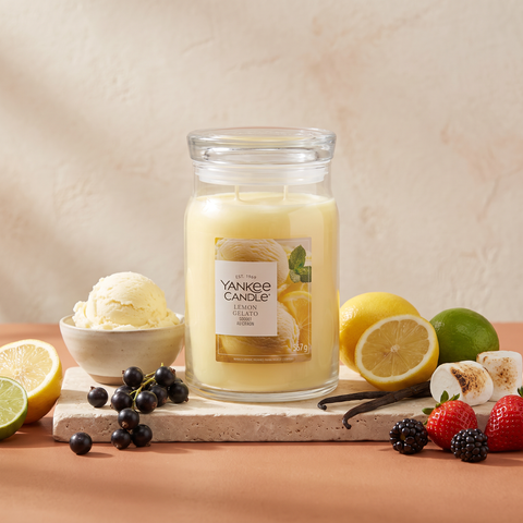 Yankee Candle Lemon Gelatto - Signature 2 Docht Duftkerze - 567g mit Duftzutaten: Zitrone, Limette, schwarze Johannisbeere, Erdbeere, Marshmallows, Brombeere, Vanille, Sahneeis und Moschus