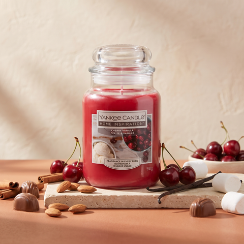 Yankee Candle Cherry Vanilla - Duftkerze - 538g mit Duftzutaten: Knupperkirschen, Mandeln, Zimt, Pralinen, Marshmallows und Vanille