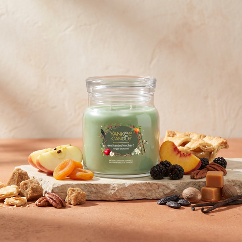 Yankee Candle Enchanted Orchard - Signature 2 Docht Duftkerze - 368g mit Duftzutaten: brauner Zucker, Karamell, Praline, Muskatnuss, Pekannuss, Apfel, Aprikose, Pfirsich, Brombeere, Kuchenkruste, Vanille und Tonkabohne