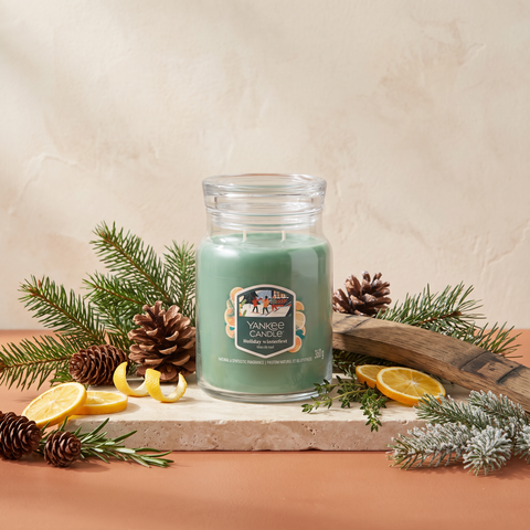 Yankee Candle Holiday Winterfest - Signature 2 Docht Duftkerze - 368g mit Duftzutaten: Zitrusnoten, Kräuter, Tannennadeln, Tannenzapfen, Zitronenschale, Tannenbalsam, Tanne und Bourbon