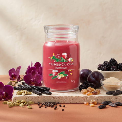 Yankee Candle Holiday Cheer - Signature 2 Docht Duftkerze 567g mit Duftzutaten: Kardamom, Lakritz, Pfeffer, Orchidee, Pflaume, Brombeerwein, Bernstein, Vanillezucker und Tonkabohne
