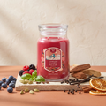 Yankee Candle Santa on Skis - Signature 2 Docht Duftkerze - 567g mit Duftzutaten: Blaubeeren, Kardamom, Basilikum, Beeren, Nelkenknospe, schwarzer Pfeffer, Vanille, warme Hölzer und Glühwein