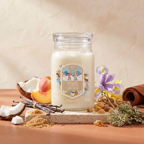 Yankee Candle Vanilla Flurries - Signature 2 Docht Duftkerze - 567g mit Duftzutaten: Pfirsich, Kokos, Vanille, brauner Zucker, Bernstein, Iris, Vetiver, Eichenmoos und Leder