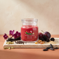 Yankee Candle Holiday Cheer - Signature 2 Docht Duftkerze 368g mit Duftzutaten: Kardamom, Lakritz, Pfeffer, Orchidee, Pflaume, Brombeerwein, Bernstein, Vanillezucker und Tonkabohne