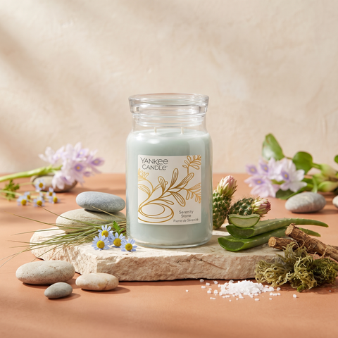 Yankee Candle Serenity Stone - Signature 2 Docht Duftkerze - 567g mit Duftzutaten: Meeresakkord, Dünengras, Wasserhyazinthe, blaue Kamille, Kaktusblüte, Aloe, Vetiver und Seemoos