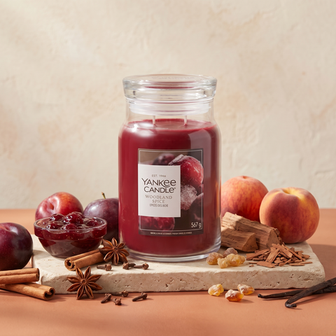 Yankee Candle Woodland Spice - Signature 2 Docht Duftkerze - 567g mit Duftzutaten: Pflaume, Pfirsich, Kirschmarmelade, Zimt, Anis, Nelke, Zedernholz, Sandelholz, Bernstein, Zucker, Vanille und Moschus