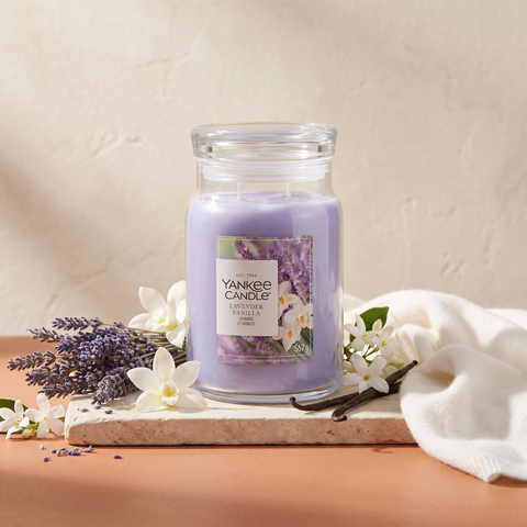 Yankee Candle Lavender Vanilla - Signature 2 Docht Duftkerze - 567g mit Duftzutaten: Lavendel, Vanilleorchidee, Jasmin, Vanilleschote und Moschus