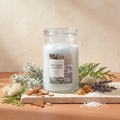 Yankee Candle Snow Kissed Pine - Signature 2 Docht Duftkerze - 567g mit Duftzutaten: Meeresnoten, Schnee, Zypresse, Lavendel, weißes Moos, Zedernholz, Sandelholz und Amber