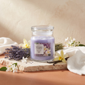 Yankee Candle Lavender Vanilla - Signature 2 Docht Duftkerze - 368g mit Duftzutaten: Lavendel, Vanilleorchidee, Jasmin, Vanilleschote und Moschus