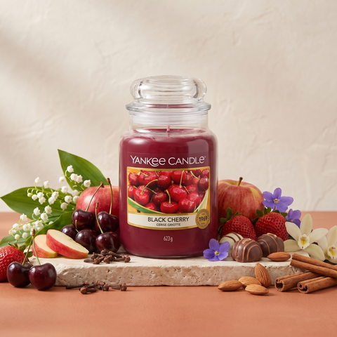 Yankee Candle Black Cherry - Classic Duftkerze - 623g mit Duftzutaten: Kirsche, Apfel, Erdbeere, Nelke, Maiglöckchen, Veilchen, Vanilleblüte, Moschus, Praline, Mandel und Zimt