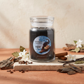 Yankee Candle Witches Brew - Signature 2 Docht Duftkerze - 567g mit Duftzutaten: Nelken, Zimt, Baumrinde, Jasmin, Patschuli, Vanille und Holznoten