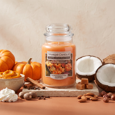 Yankee Candle Pumpkin Harvest - Duftkerze - 538g mit Duftzutaten: Kürbispüree, Zimt, Nelken, Muskatnuss, Schlagsahne, Karamell, geröstete Mandeln, Nusscreme und Kokosmilch