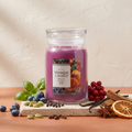 Yankee Candle Jingle Mingle - Signature 2 Docht Duftkerze - 567g mit Duftzutaten: Heidelbeere, Kardamom, Basilikum, schwarzer Pfeffer, Gewürznelke, Beeren, Glühwein, Vanille und warme Hölzer