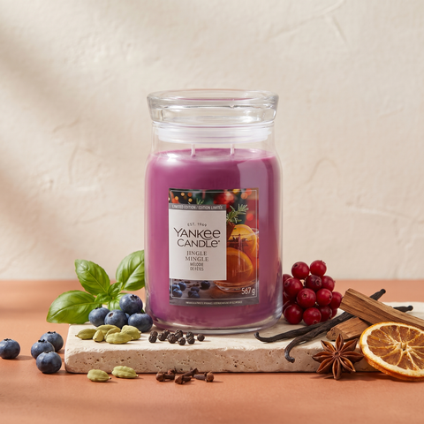 Yankee Candle Jingle Mingle - Signature 2 Docht Duftkerze - 567g mit Duftzutaten: Heidelbeere, Kardamom, Basilikum, schwarzer Pfeffer, Gewürznelke, Beeren, Glühwein, Vanille und warme Hölzer