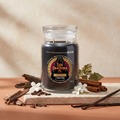 Yankee Candle The Traitors: Traitor - Signature 2 Docht Duftkerze 567g mit Duftzutaten: dunkle Hölzer, Nelke, Zimt, Jasmin, holzige Noten, Patschuli und Vanille