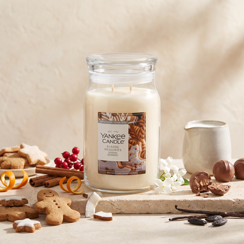 Yankee Candle Baking Memories - Signature 2 Docht Duftkerze - 567g mit Duftzutaten: Zimt, rote Früchte, Orangenschale, Gebäck, Kokos, Jasmin, Milch, Praline, Vanille, weißer Moschus und Tonkabohne