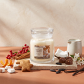 Yankee Candle Baking Memories - Signature 2 Docht Duftkerze - 368g mit Duftzutaten: Zimt, rote Früchte, Orangenschale, Gebäck, Kokos, Jasmin, Milch, Praline, Vanille, weißer Moschus und Tonkabohne