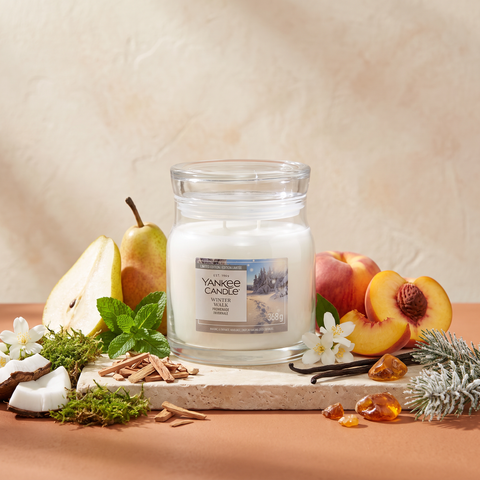 Yankee Candle Winter Walk - Signature 2 Docht Duftkerze - 368g mit Duftzutaten: Birne, Pfirsich, Minze, Jasmin, Kokos, Moos, Sandelholz, Vanille und Amber