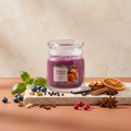 Yankee Candle Jingle Mingle - Signature 2 Docht Duftkerze - 368g mit Duftzutaten: Heidelbeere, Kardamom, Basilikum, schwarzer Pfeffer, Gewürznelke, Beeren, Glühwein, Vanille und warme Hölzer