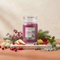 Yankee Candle Sparkling Winterberry - Signature 2 Docht Duftkerze - 567g - Neues Design mit Duftzutaten: Apfel, Granatapfel, Ananas, Winterbeere, Wacholderbeeren, Tannenbalsam, grüne Minze, Zeder, weißes Moos und Moschus