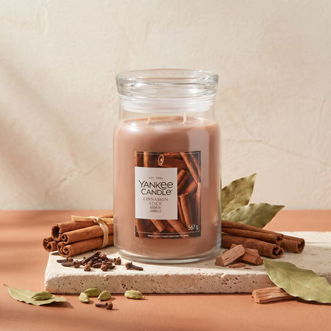 Yankee Candle Cinnamon Stick - Signature 2 Docht Duftkerze - 567g - Neues Design mit Duftzutaten: Zimt, Gewürznelke, Kardamom, Lorbeerblatt und Zedernholz
