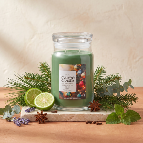 Yankee Candle Shimmering Christmas Tree - Signature 2 Docht Duftkerze - 567g - Neues Design mit Duftzutaten: Aldehyde, Bergamotte, Grün, Tannennadel, Lavendel, Eukalyptus, Tannenbalsam, Patschuli und Gewürze
