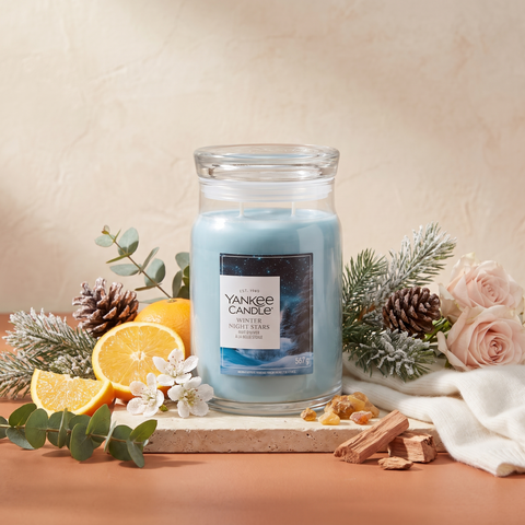 Yankee Candle Winter Night Stars - Signature 2 Docht Duftkerze - 567g - Neues Design mit Duftzutaten: Zitrus, Schnee, Eukalyptus, Rose, Blüten, Amber, Moschus und holzige Noten
