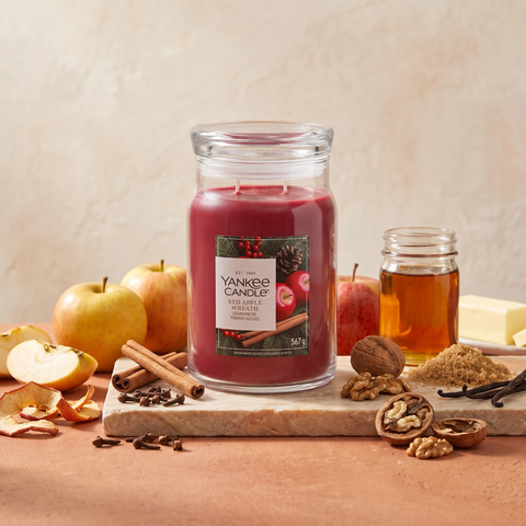 Yankee Candle Red Apple Wreath - Signature 2 Docht Duftkerze - 567g - Neues Design mit Duftzutaten: Äpfel, Zimt, Gewürznelke, Apfelschale, Walnüsse, brauner Zucker, Amber, Butter, Ahornsirup und Vanille