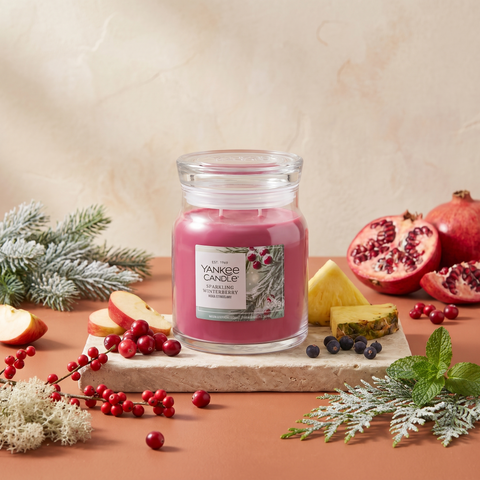 Yankee Candle Sparkling Winterberry - Signature 2 Docht Duftkerze - 368g - Neues Design mit Duftzutaten: Apfel, Granatapfel, Ananas, Winterbeere, Wacholderbeeren, Tannenbalsam, grüne Minze, Zeder, weißes Moos und Moschus