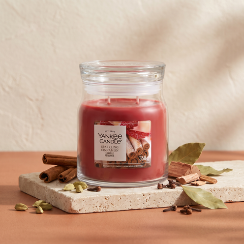 Yankee Candle Sparkling Cinnamon - Signature 2 Docht Duftkerze - 368g - Neues Design mit Duftzutaten: Zimt, Kardamom, Nelke, Lorbeerblatt und Zedernholz