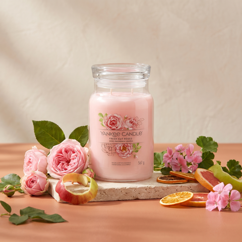 Yankee Candle Fresh Cut Roses - Signature 2 Docht Duftkerze - 567g mit Duftzutaten: Apfelschale, Blattgrün, Zitrusnoten, Geranie, Rose, Moschus und pudrige Noten