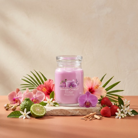 Yankee Candle Wild Orchid - Signature 2 Docht Duftkerze - 368g mit Duftzutaten: Mandarinenblüte, Bergamotte, Palmblatt, Orchidee, Hibiskus, Erdbeere, Jasmin, Bananenblüte, Moschus, Sandelholz und weißer Amber