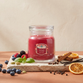 Yankee Candle Santa on Skis - Signature 2 Docht Duftkerze - 368g mit Duftzutaten: Blaubeeren, Kardamom, Basilikum, Beeren, Nelkenknospe, schwarzer Pfeffer, Vanille, warme Hölzer und Glühwein