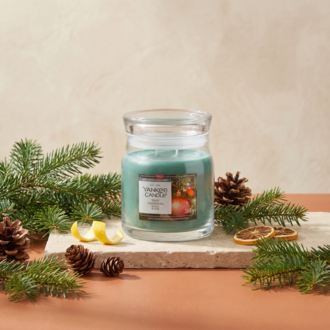 Yankee Candle Tree Trimming - Signature 2 Docht Duftkerze - 368g mit Duftzutaten: Zitrusnoten, Nadeln, Tannenzapfen, Zitronenschale, Balsam, Kiefer und Bourbon